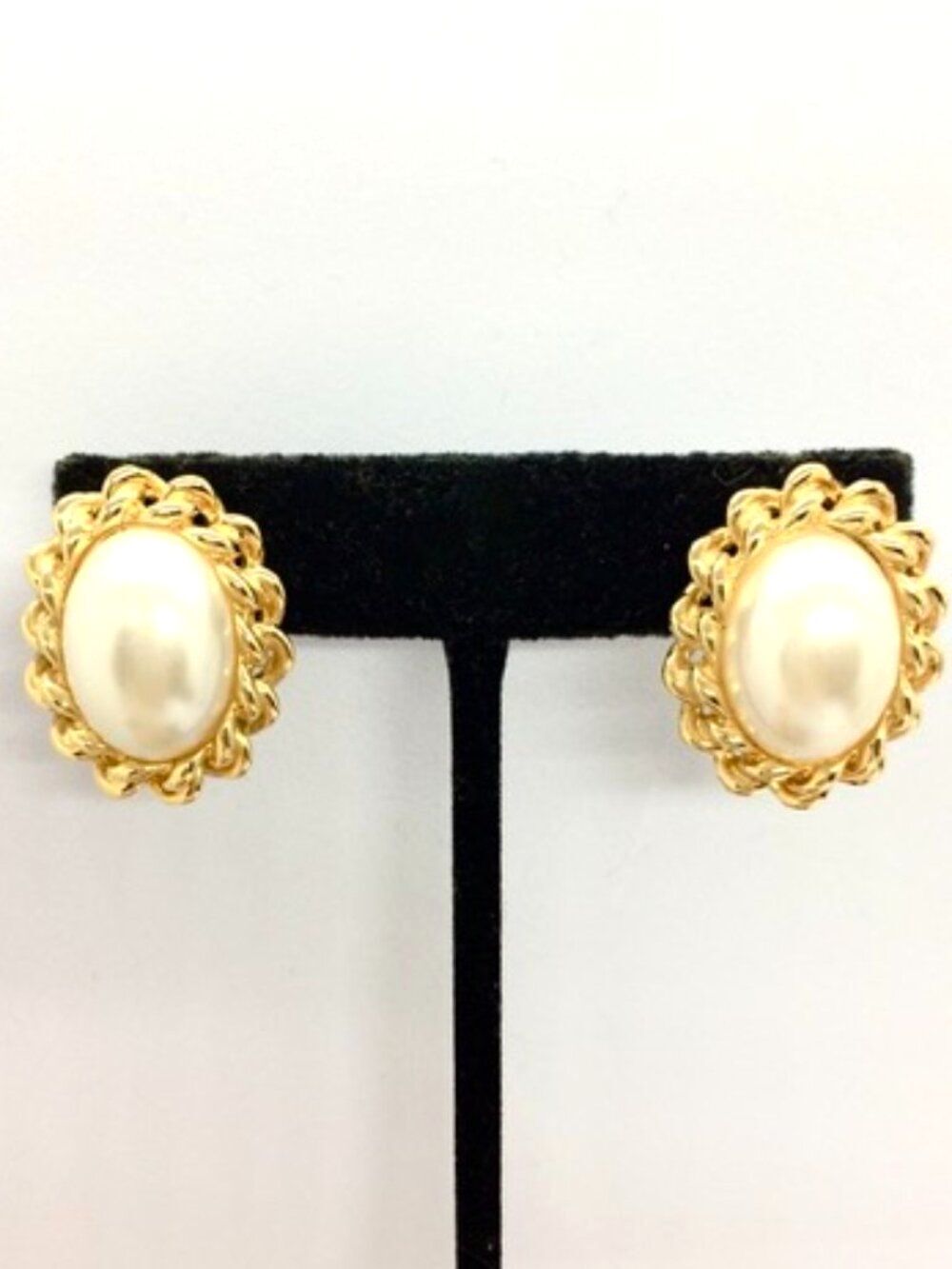 VINTAGE ANNE KLEIN Earrings Gold Tone Faux Pearl Oval Stud Nos Card Mobwife